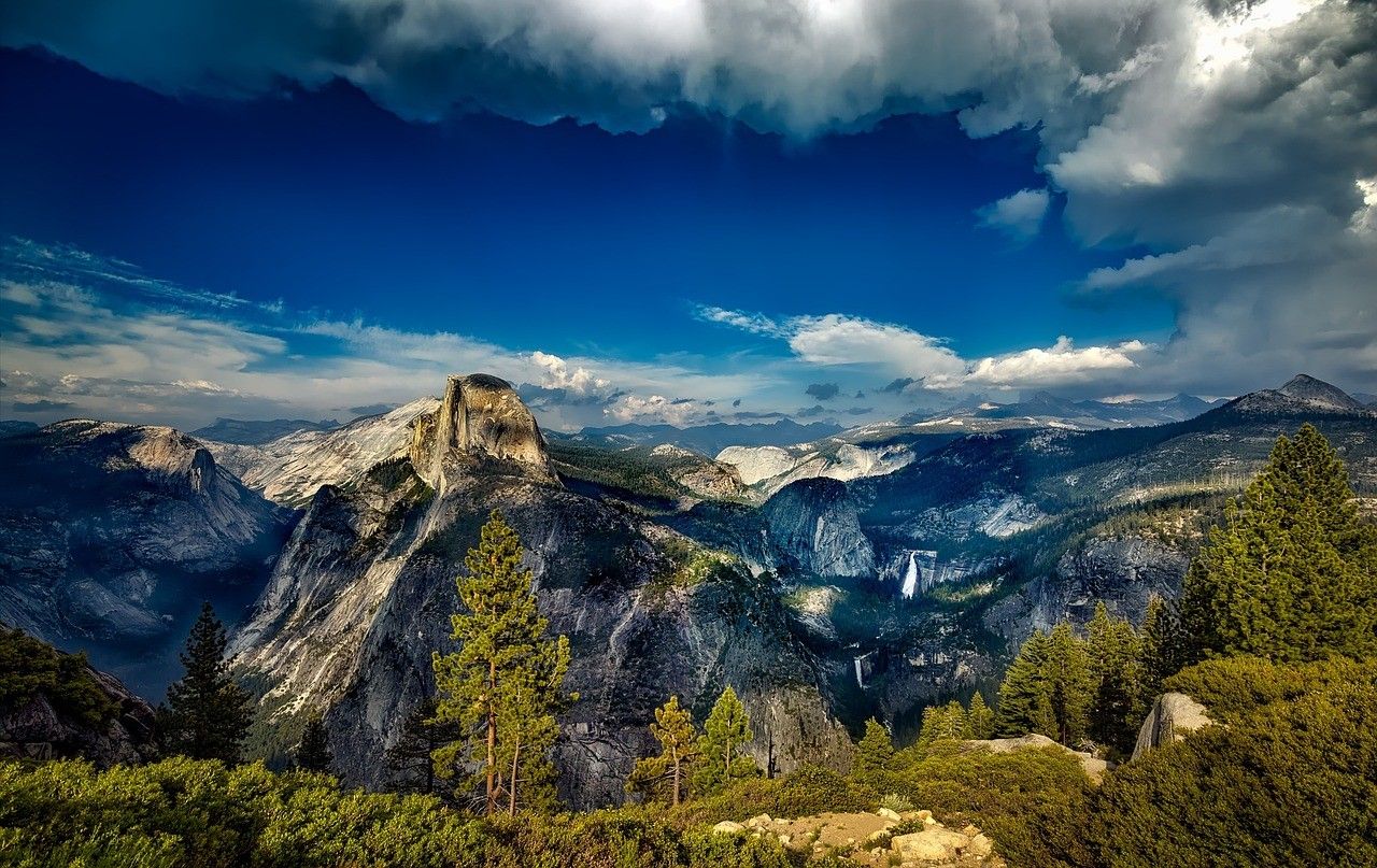 Mountains and trees in the Yosemite National Park