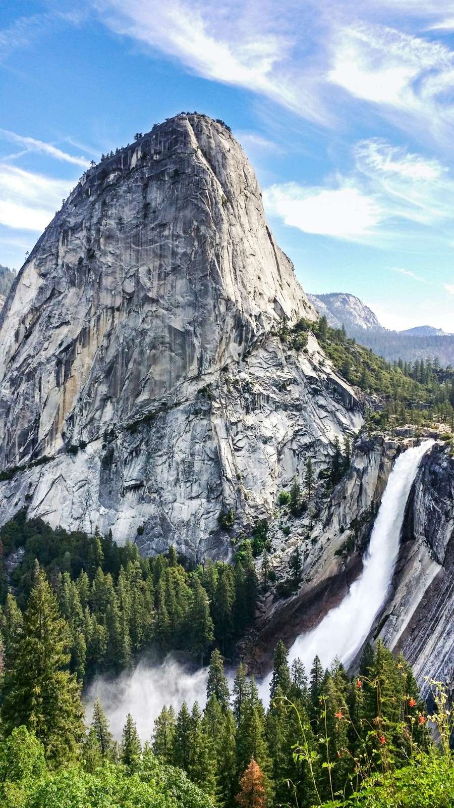 Yosemite National Park's moutainous landscape