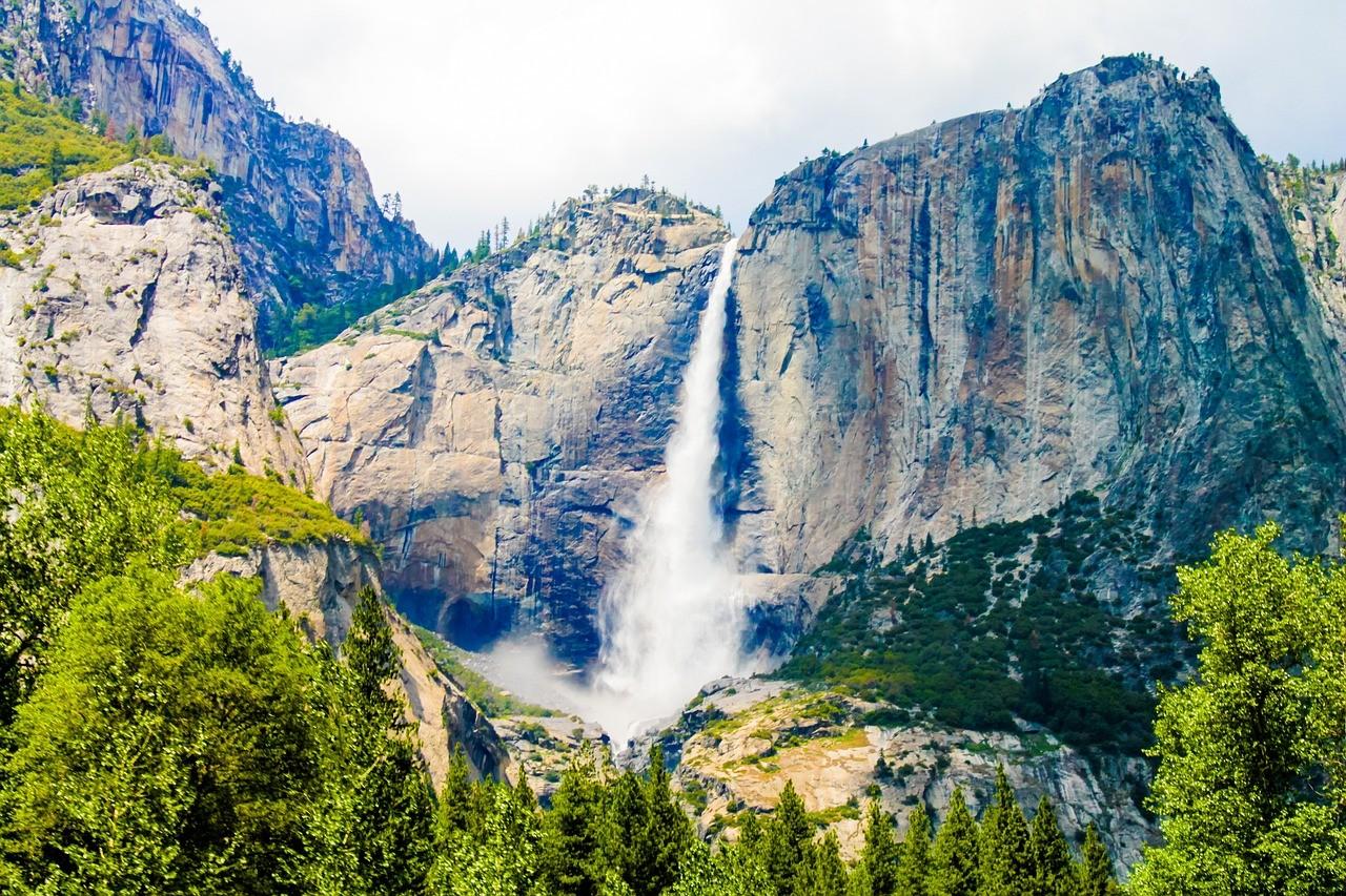 A waterfall in the Yosemite National Park 