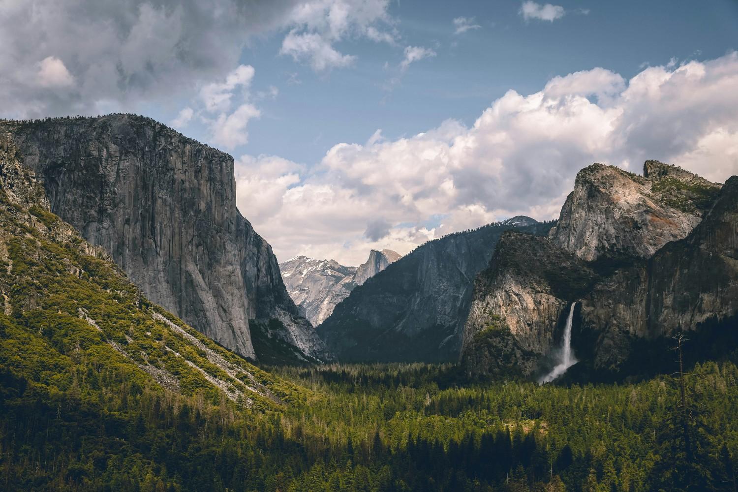 An image of the mountains of the Yosemite